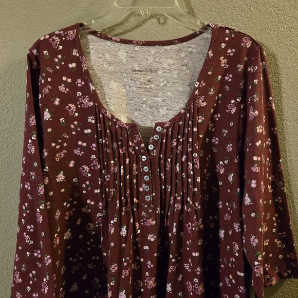 Woman Within Wine Ditsy Floral 3/4 Sleeve Roll Tab Top Pin Tuck Detail 1X 22/24 - Picture 2 of 8